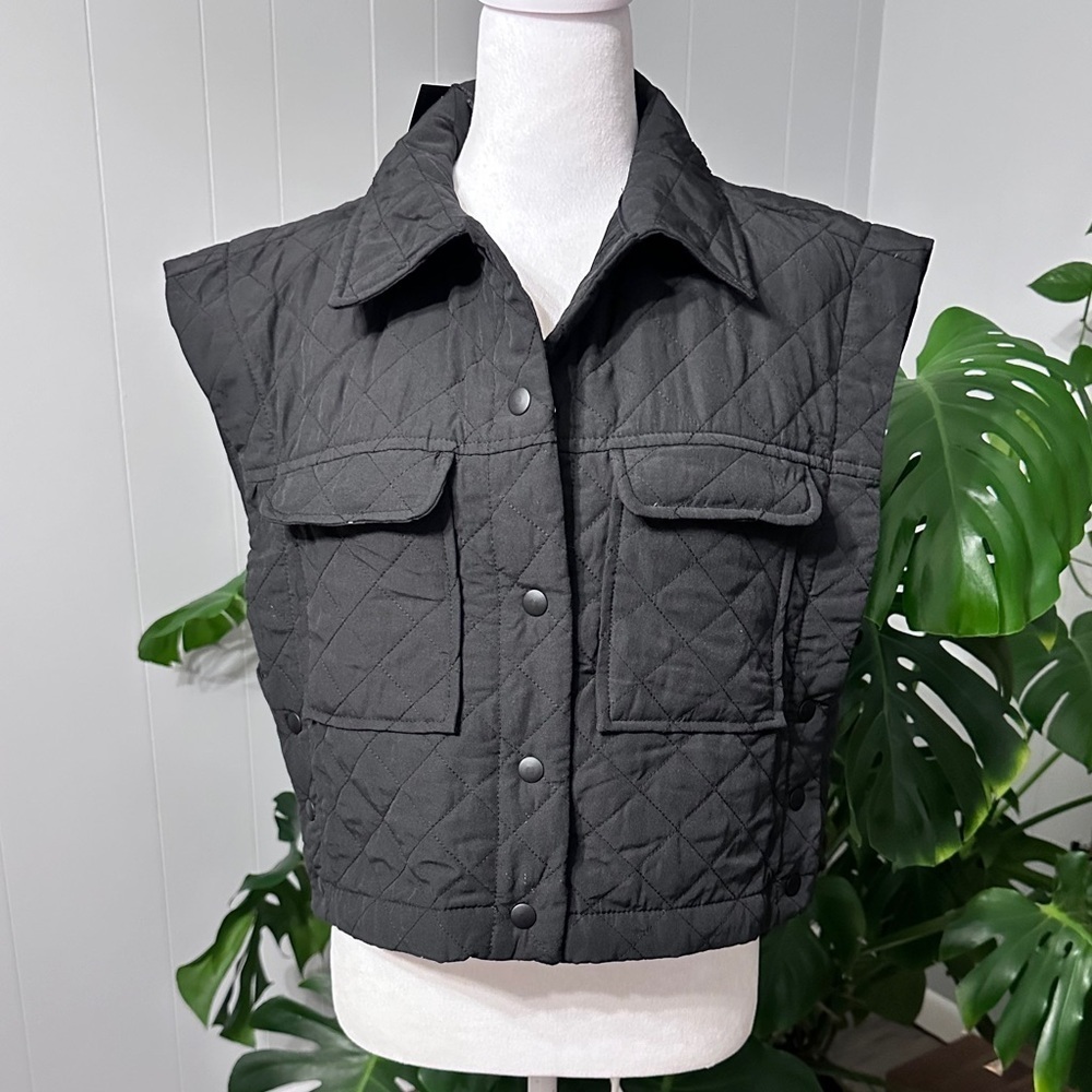 #20) boohoo Super Cute Crop-Vest with open both side with button closure